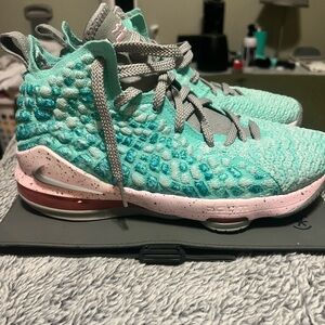 Men’s Nike LeBron 17
